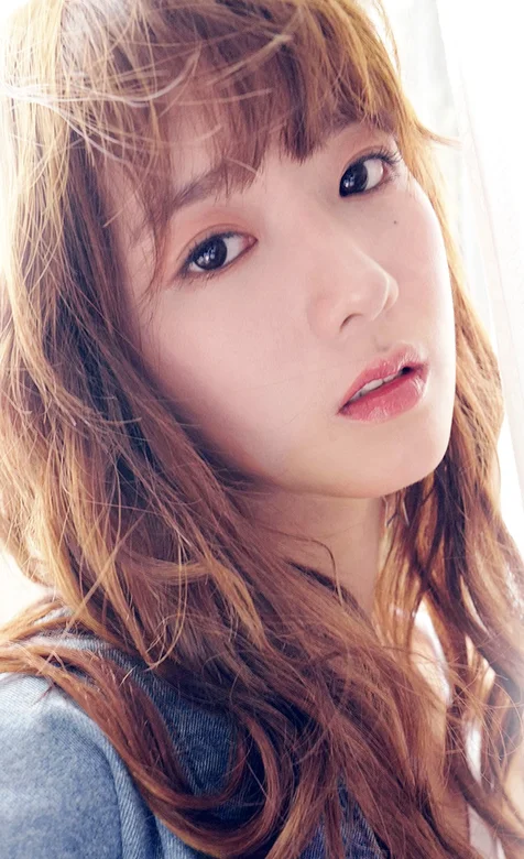 长卷发少女室内写真头像壁纸免费下载