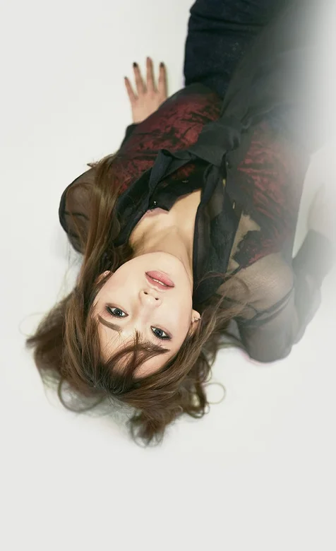 穿着透明蕾丝外套的性感女神手机背景