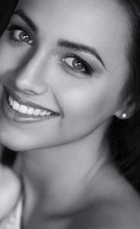 西班牙高颜值美女黑白色系头像壁纸