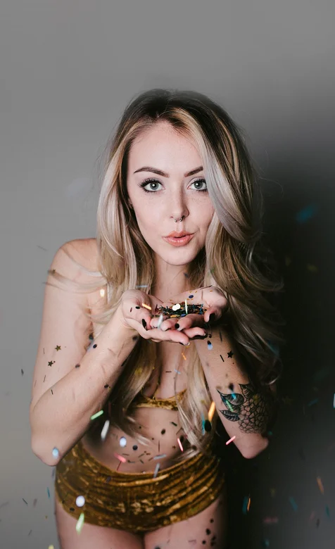 比基尼性感金发女郎高清手机桌面