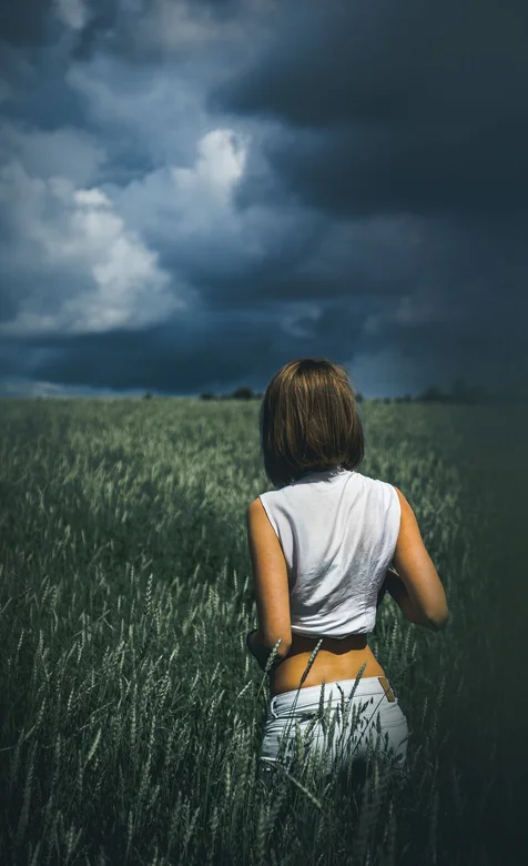乌云密布的天空下的非主流美女背影