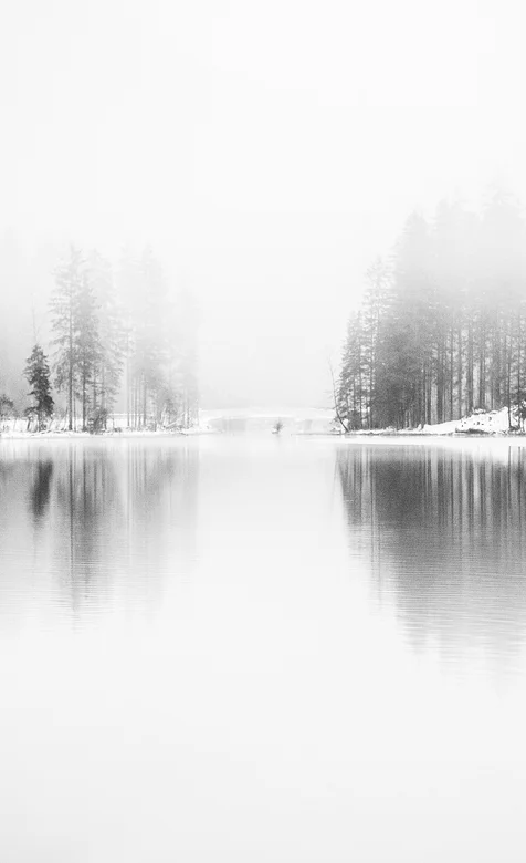 雪山上的湖泊很唯美的手机桌面