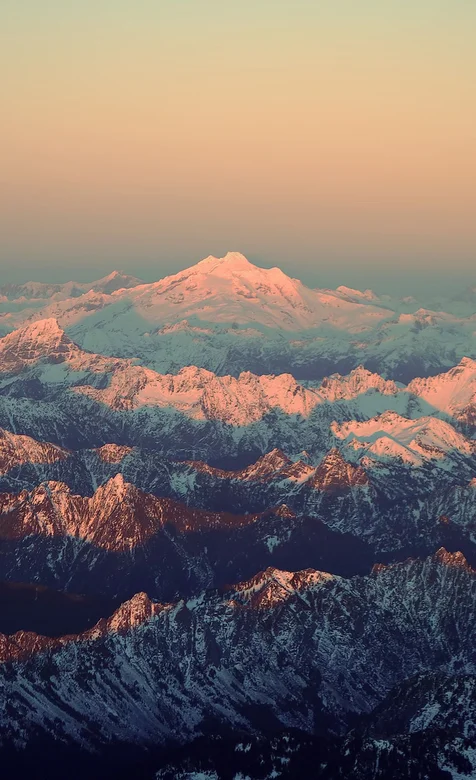 海纳百川大气磅礴的山脉手机图片