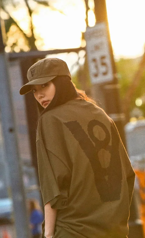 酷酷的街头美女 军旅风潇洒帅气