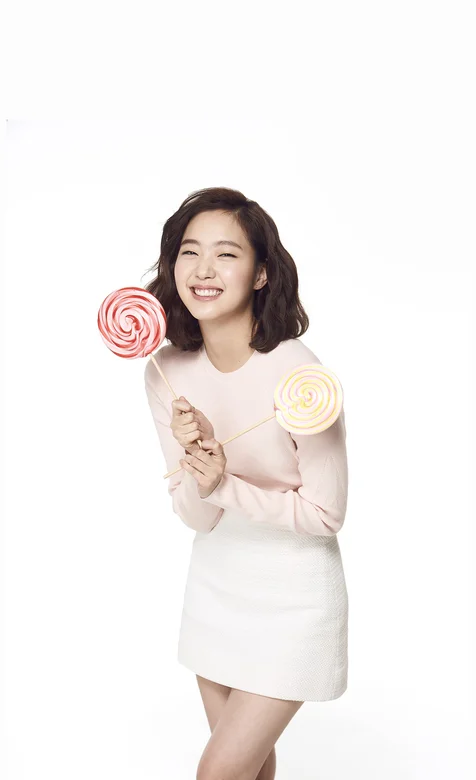 拿着大棒棒糖的可爱女生手机壁纸下载