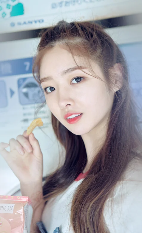 拿着零食的长发可爱女生