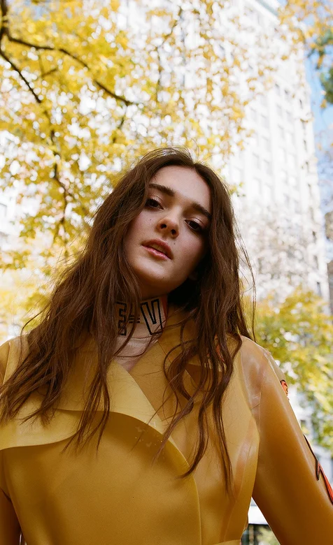 秋季来了 欧美长发美女秋季金黄装扮手机背景图片