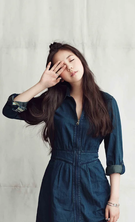 可爱的牛仔连衣裙模特妹子写真壁纸