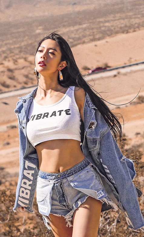 荒野公里边的牛仔韩国美女手机背景