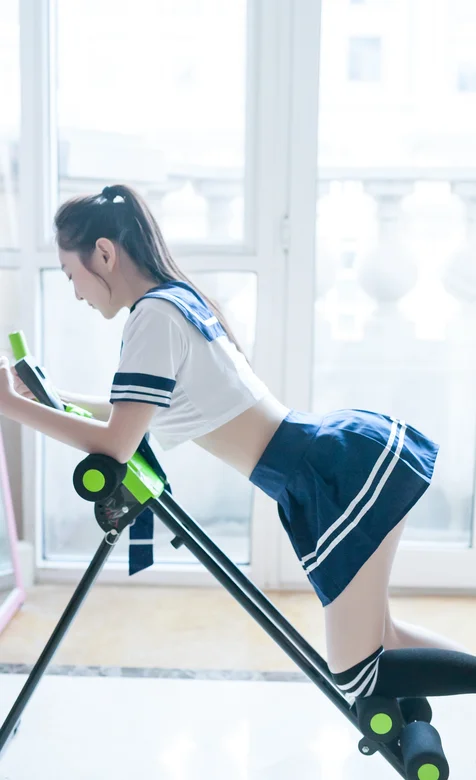 校服装长发学生妹健身房的高清手机背景图片