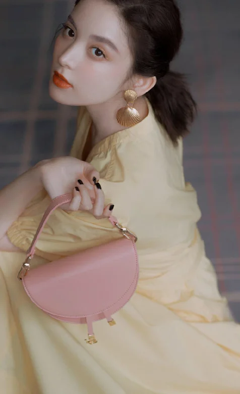 古力娜扎肩挎包包座地板上仰望着你手机壁纸