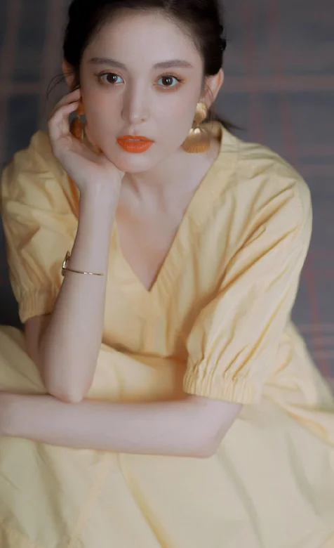 古力娜扎坐地上手托腮看着你唯美手机壁纸