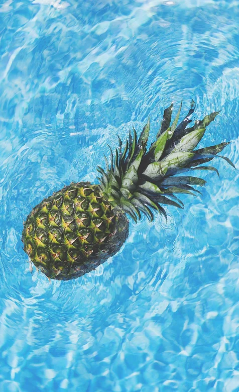 漂浮在清澈海水中的菠萝精美手机壁纸