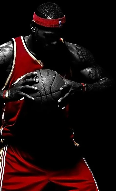 篮球明星“勒布朗詹姆斯”双手握球酷帅手机壁纸