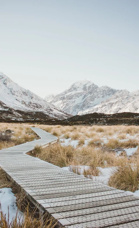 雪山山脚荒地上的木栈道