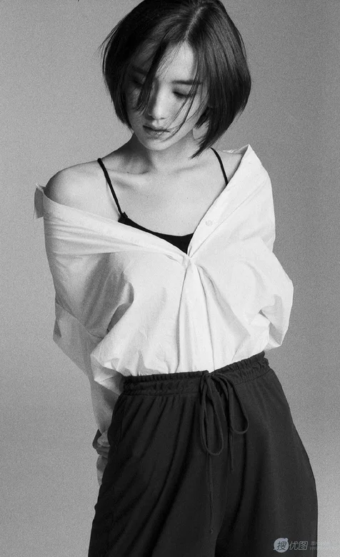 李玉洁白衣黑裤黑白写真壁纸