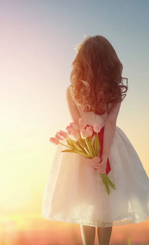 长发小女孩 背影 背着双手拿着一束花唯美手机壁纸