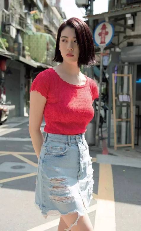 胸大的美女 短裙 美腿 红色上衣 街拍手机壁纸美图