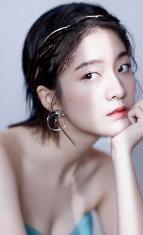 美女明星 张雪迎 短发 乳沟 白皙 耳环手机壁纸图片