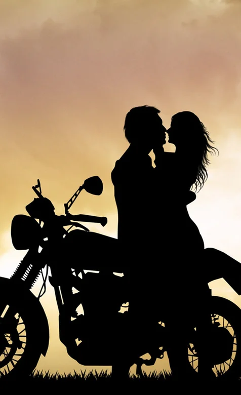 黄昏 摩托车 一对情侣 拥抱 亲吻唯美手机壁纸