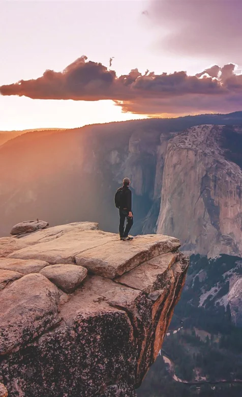 山谷 悬崖 一个男人 天空风景手机壁纸