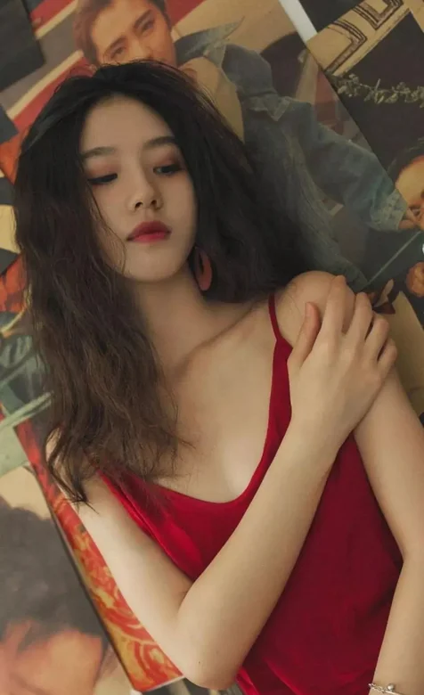 红色吊带睡衣长发美女性感私房写真二