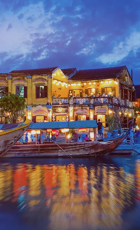 夜晚的威尼斯湖上的小船壁纸