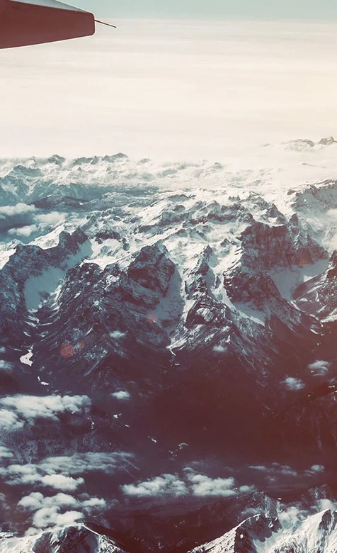 飞机上望下的雪山白云高清风景壁纸