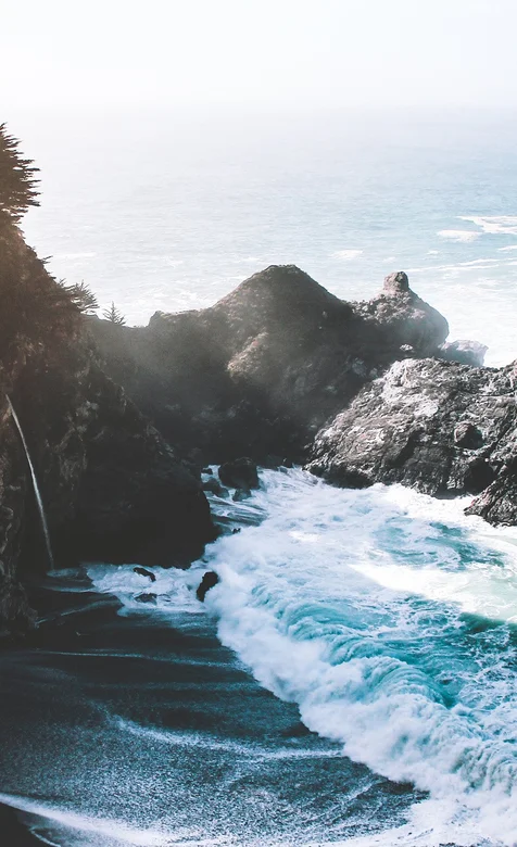 小岛上浪花拍打着沙滩唯美风景手机背景