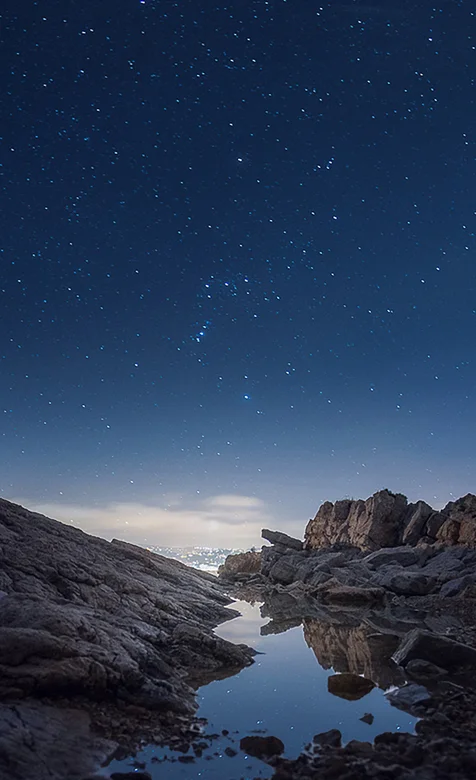 星空下的峡谷湖畔唯美护眼手机背景图片