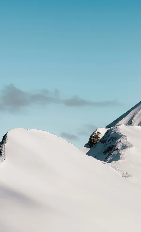 蓝天下的雪山，白茫茫的雪手机壁纸