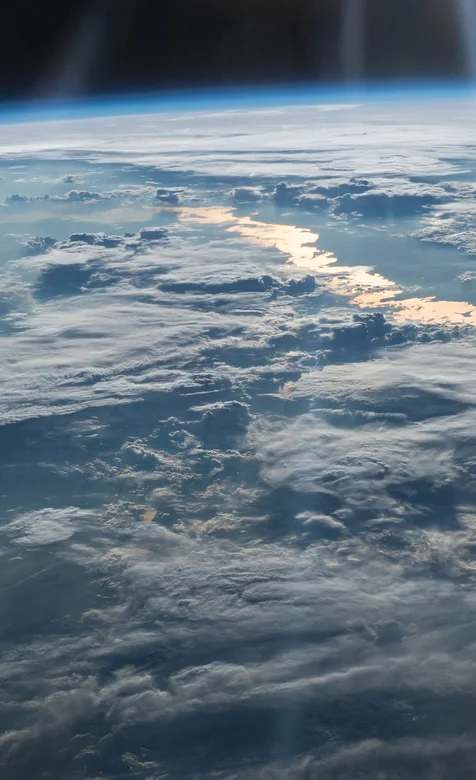 以太空的视角看地球的手机背景图片