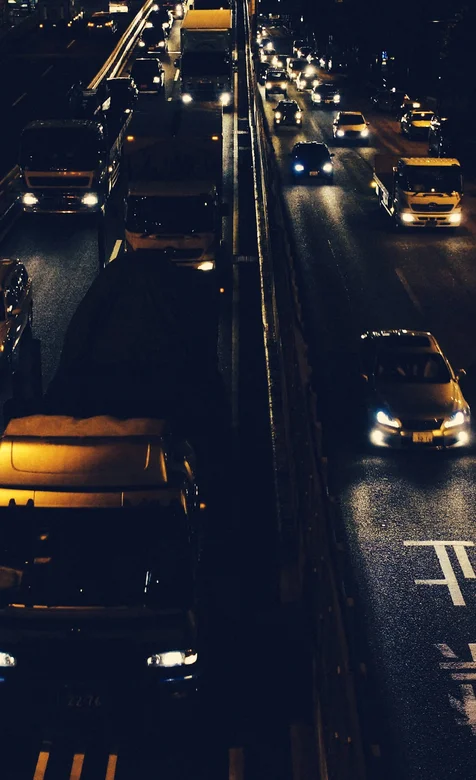 夜间路灯下城市的车水马龙