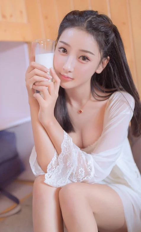 穿着睡衣端着牛奶的性感美女写真手机桌面下载
