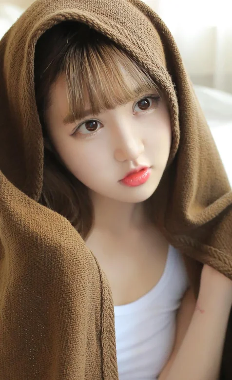 头上裹着浴巾的清纯萝莉女生手机背景图片