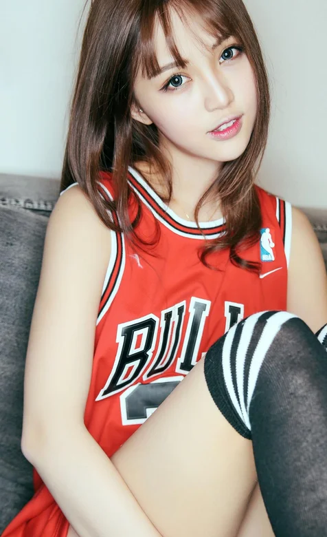 穿着篮球服的长发女生手机壁纸