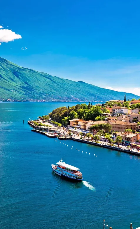 海边城镇里准备出航的游轮唯美风景壁纸