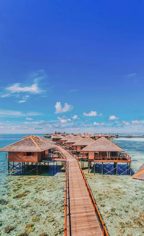 海上的木栈道和木房子唯美手机风景壁纸