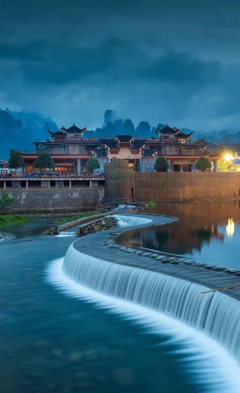 通往中国的唯美小镇的小溪的河坝手机图片