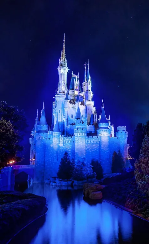 欧式城堡的蓝色灯光夜景手机风景壁纸