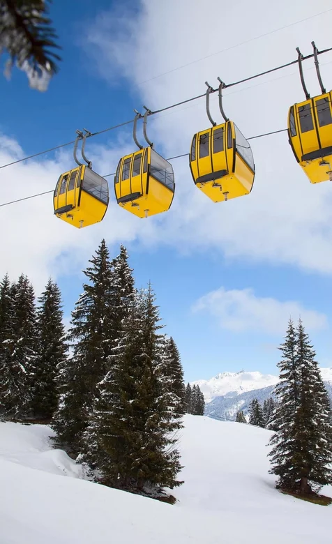 滑雪场的登山缆车高清手机壁纸