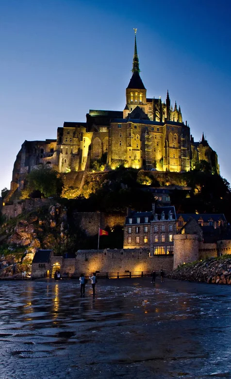 海边的欧式古堡夜景灯光手机壁纸