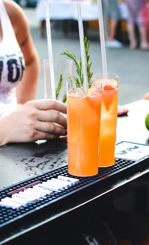 唯美的柜台上的冰冻橙汁静物手机壁纸