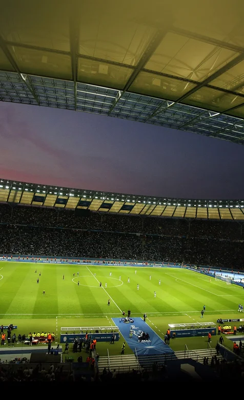 夜晚比赛的足球场高清手机背景