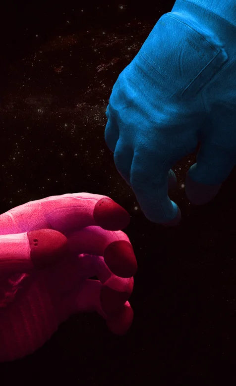 太空上红蓝宇航员牵手瞬间的手机壁纸