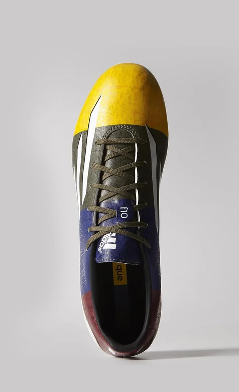 阿迪达斯黄头的足球鞋壁纸