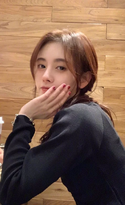 美女鞠婧祎餐厅自拍写真手机壁纸