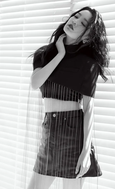 李沁黑白色调写真手机壁纸