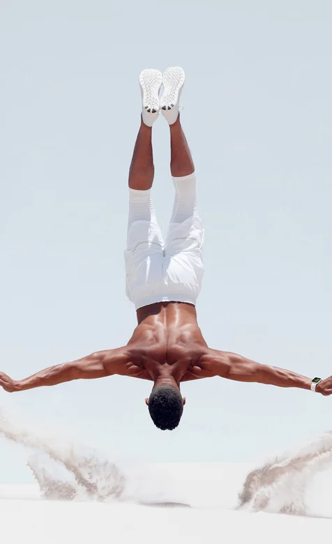 倒立展现肌肉的运动之美的欧美手机壁纸