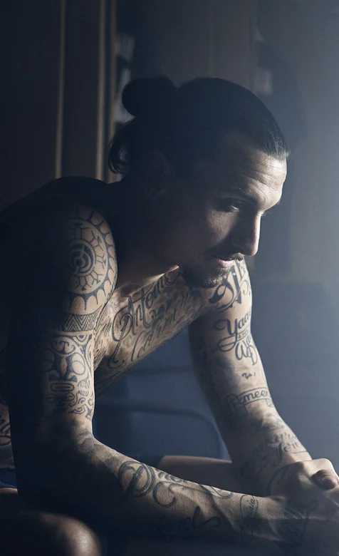 更衣室里的克罗地亚球星伊布拉希莫维奇手机壁纸